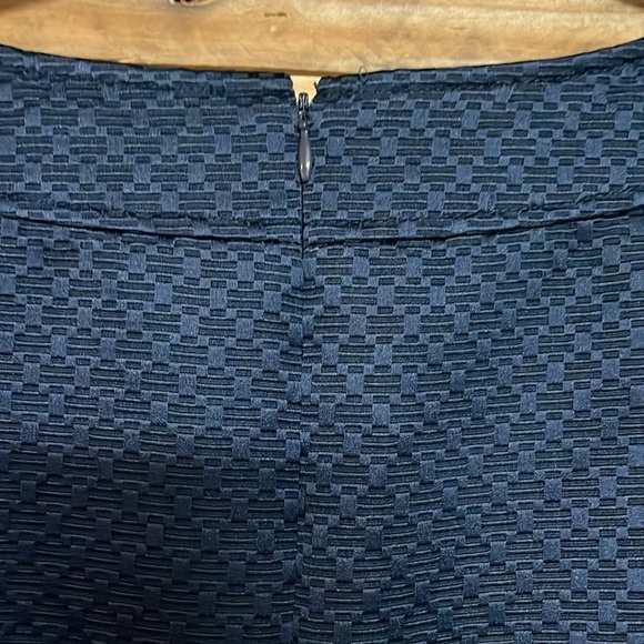 Tahari Arthur S. Levine size 8 navy color with gold hardware fitted pencil dress - Picture 7 of 9